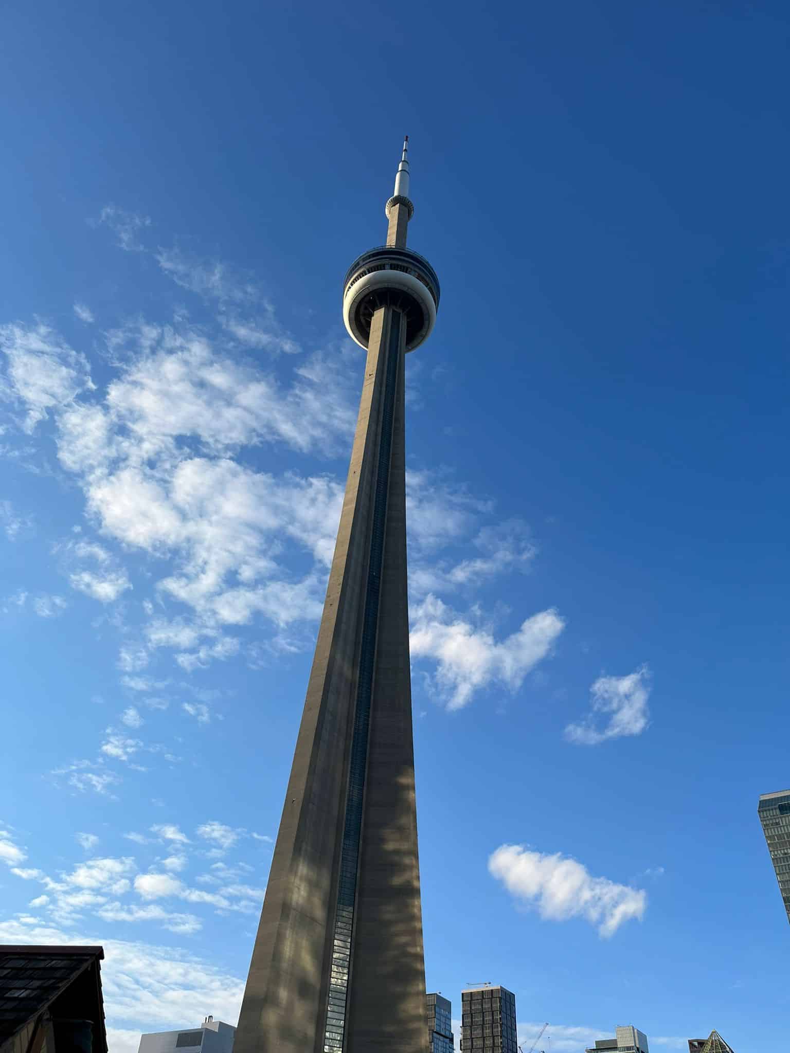 Vue sur la célèbre tour de Toronto