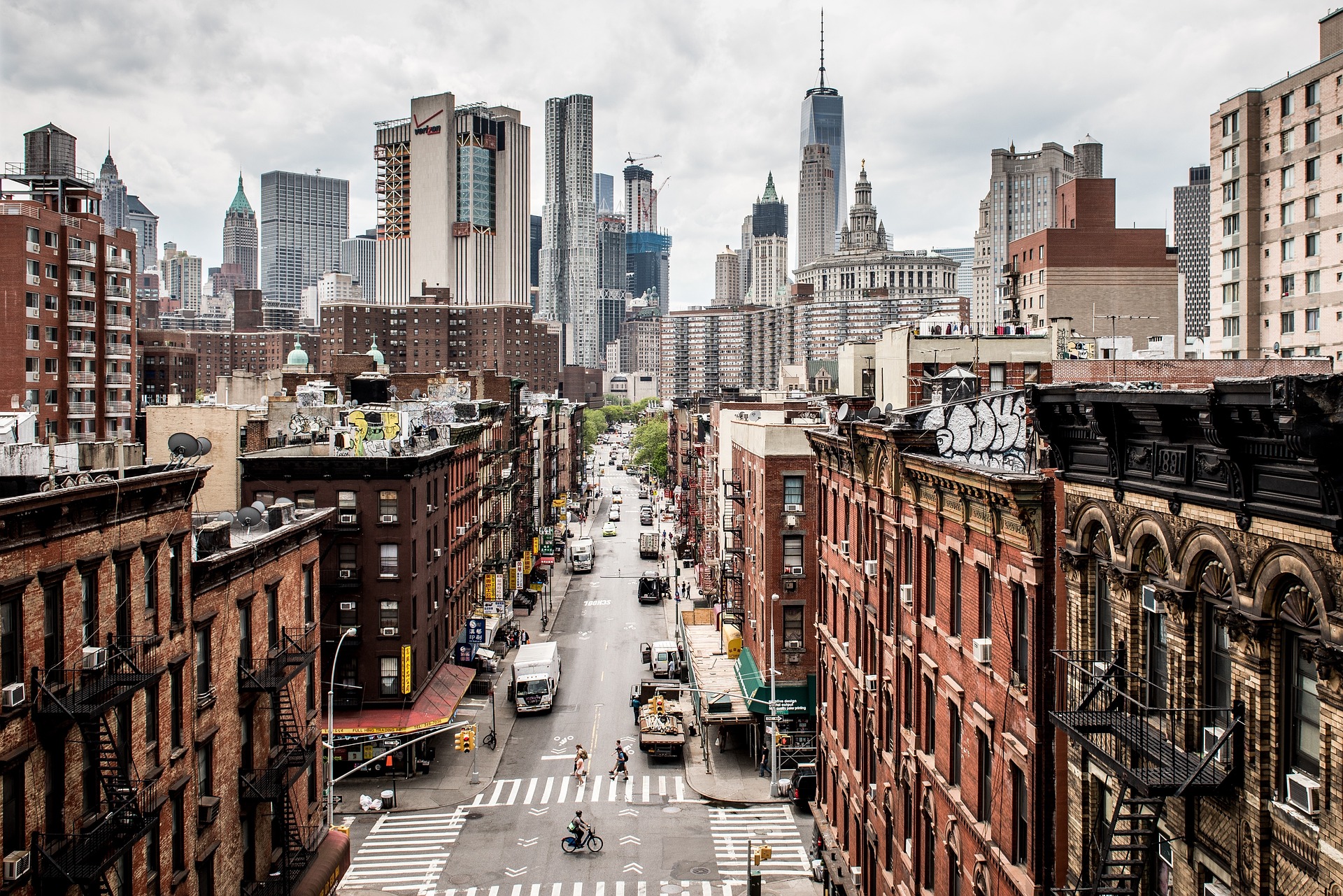 Grande artère new yorkaise et ses buildings en toile de fond