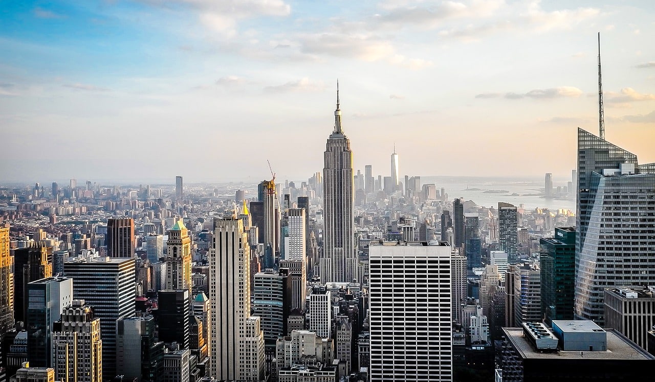 Vue sur les gratte-ciel de Manhattan et Top of the Rock à New York City, à découvrir lors de votre séjour linguistique aux USA