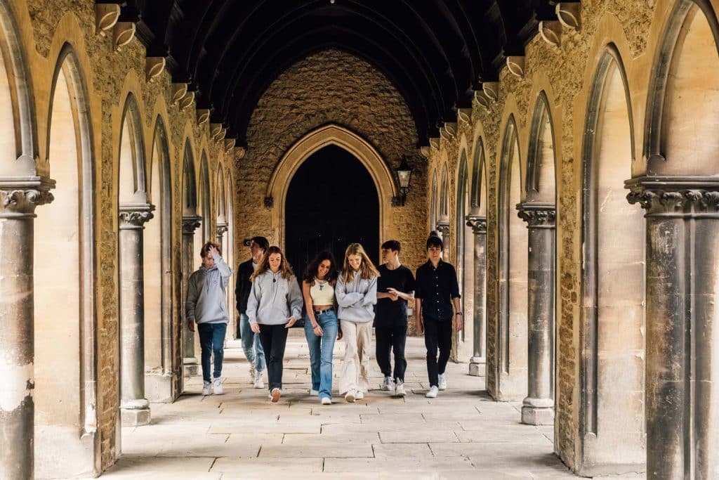 Groupe d'élèves se promenant dans le patio de Charterhouse School