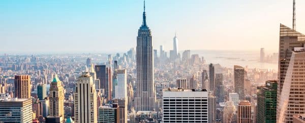 Vue panoramique sur les gratte-ciel de Manhattan et Top of the Rock à New York, à découvrir lors de votre séjour linguistique aux USA