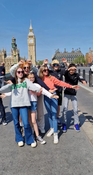 Adolescents sur le pont de Westminster durant leur séjour linguistique en Angleterre