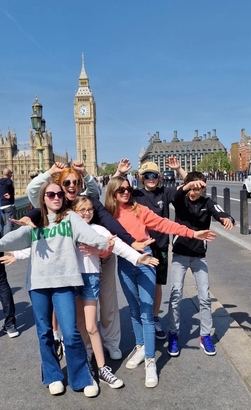 Adolescents sur le pont de Westminster durant leur séjour linguistique en Angleterre