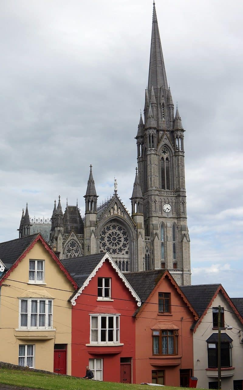 Maisons colorées et Cathédrale à Cobh, comté de Cork, Irlande