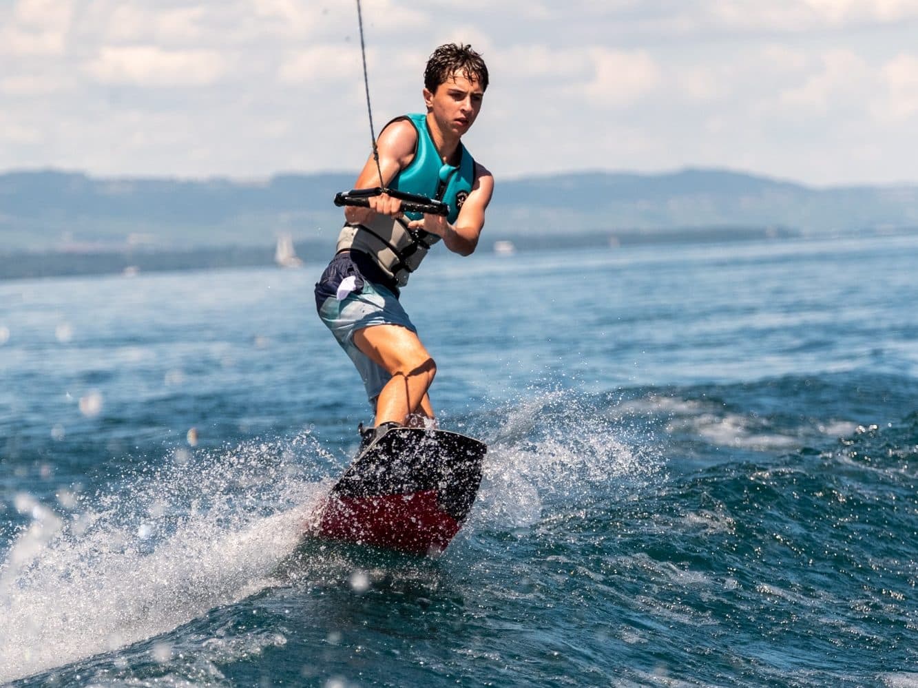 activité wakeboard au summer camp du Léman à Genève, en Suisse